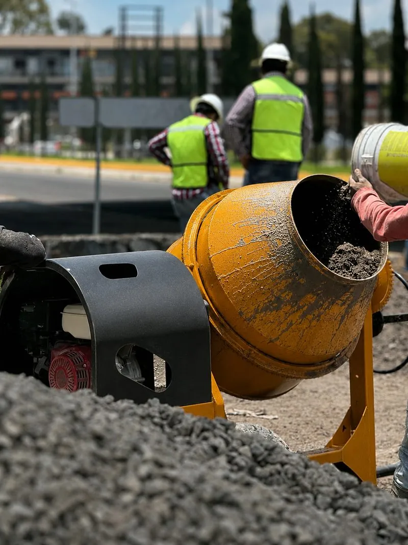 Trabajadores en obra usando revolvedora de concreto Grupo QMAC